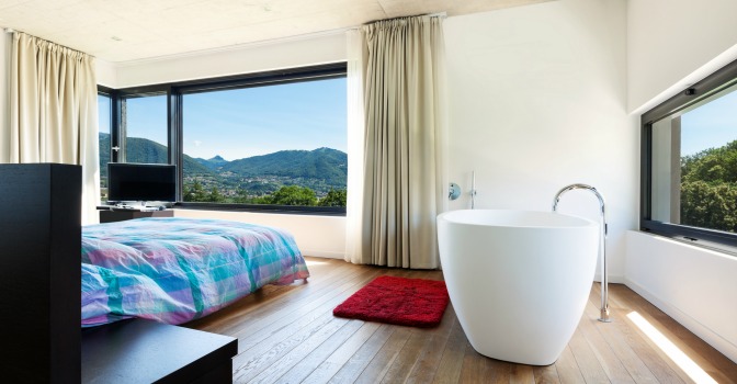 Bathtub in the bedroom decor idea